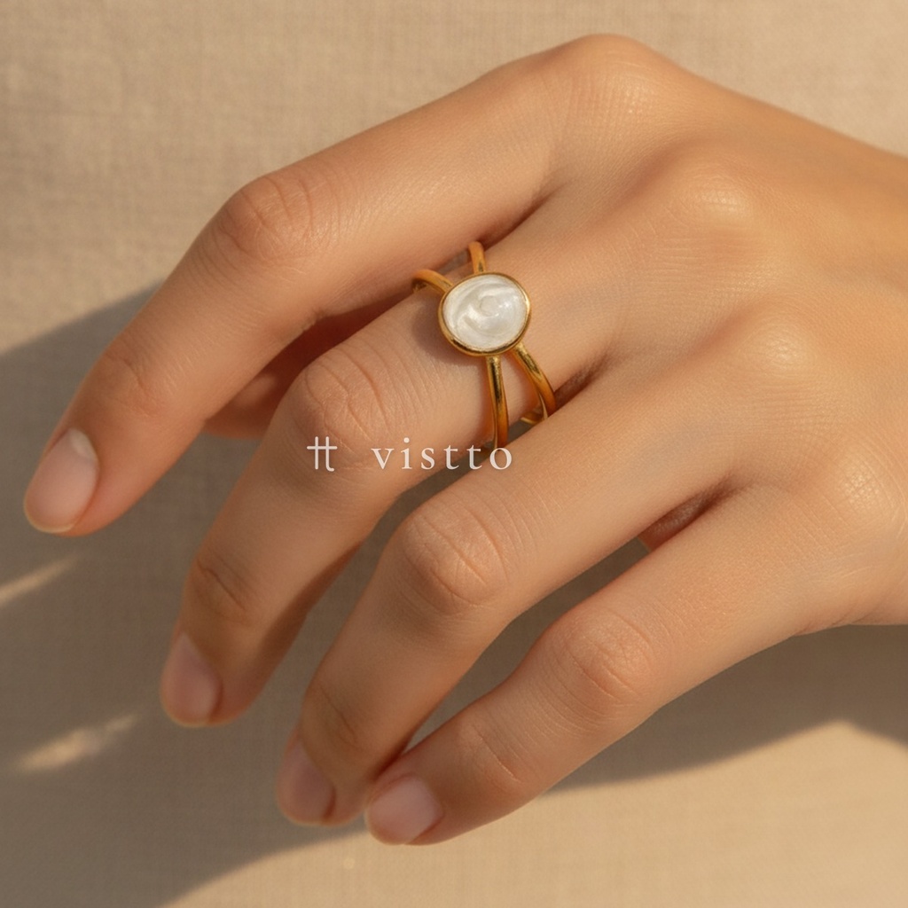 Anillo dorado y blanco abierto, diseño de doble aro de líneas cruzadas con cabujón central de esmalte blanco