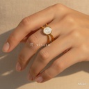 Anillo dorado abierto, doble aro cruzado con esmalte blanco
