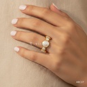 Anillo dorado abierto, banda de óvalos con esmalte blanco