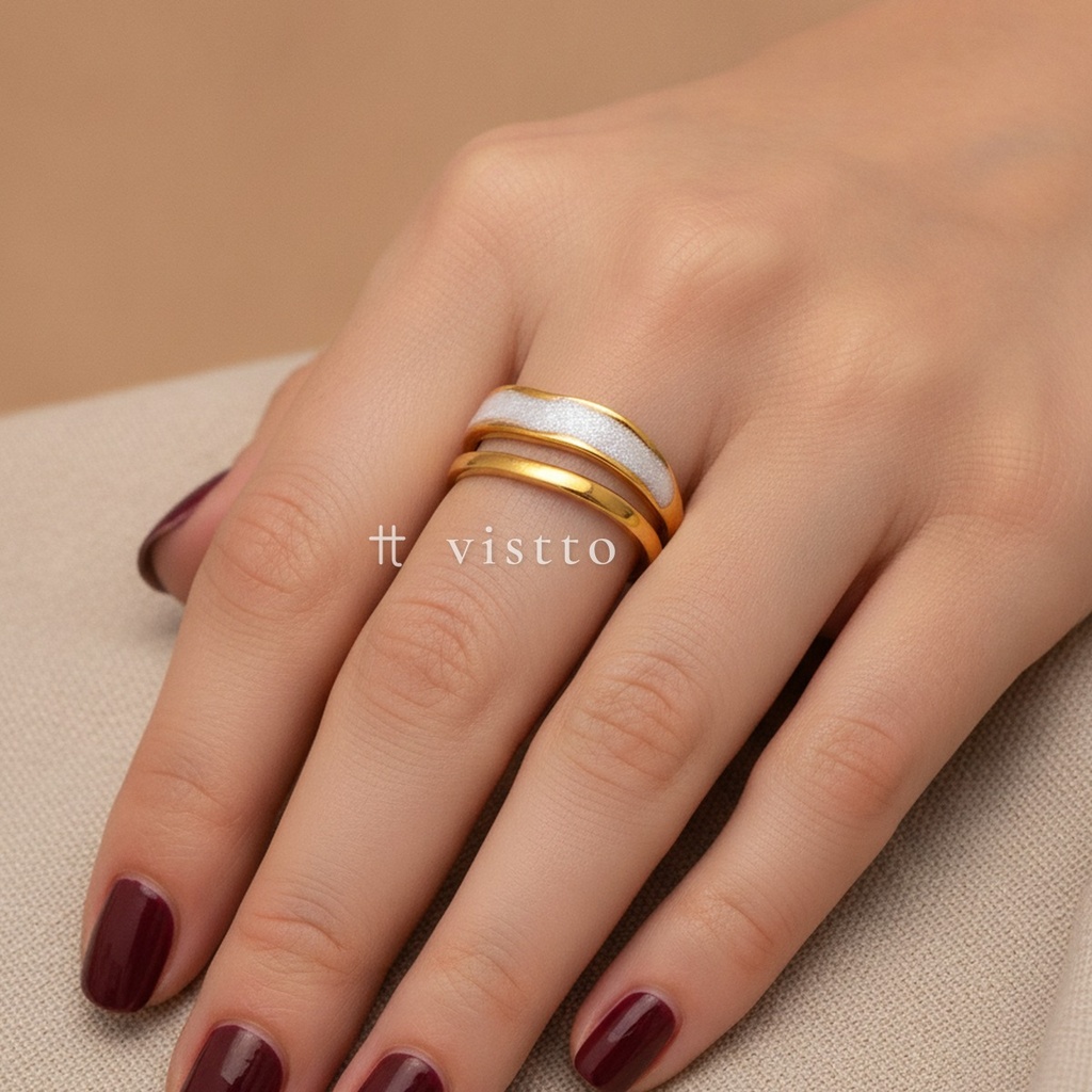 Anillo dorado y blanco abierto, diseño de doble banda ondulada con una banda rellena de esmalte blanco nacarado