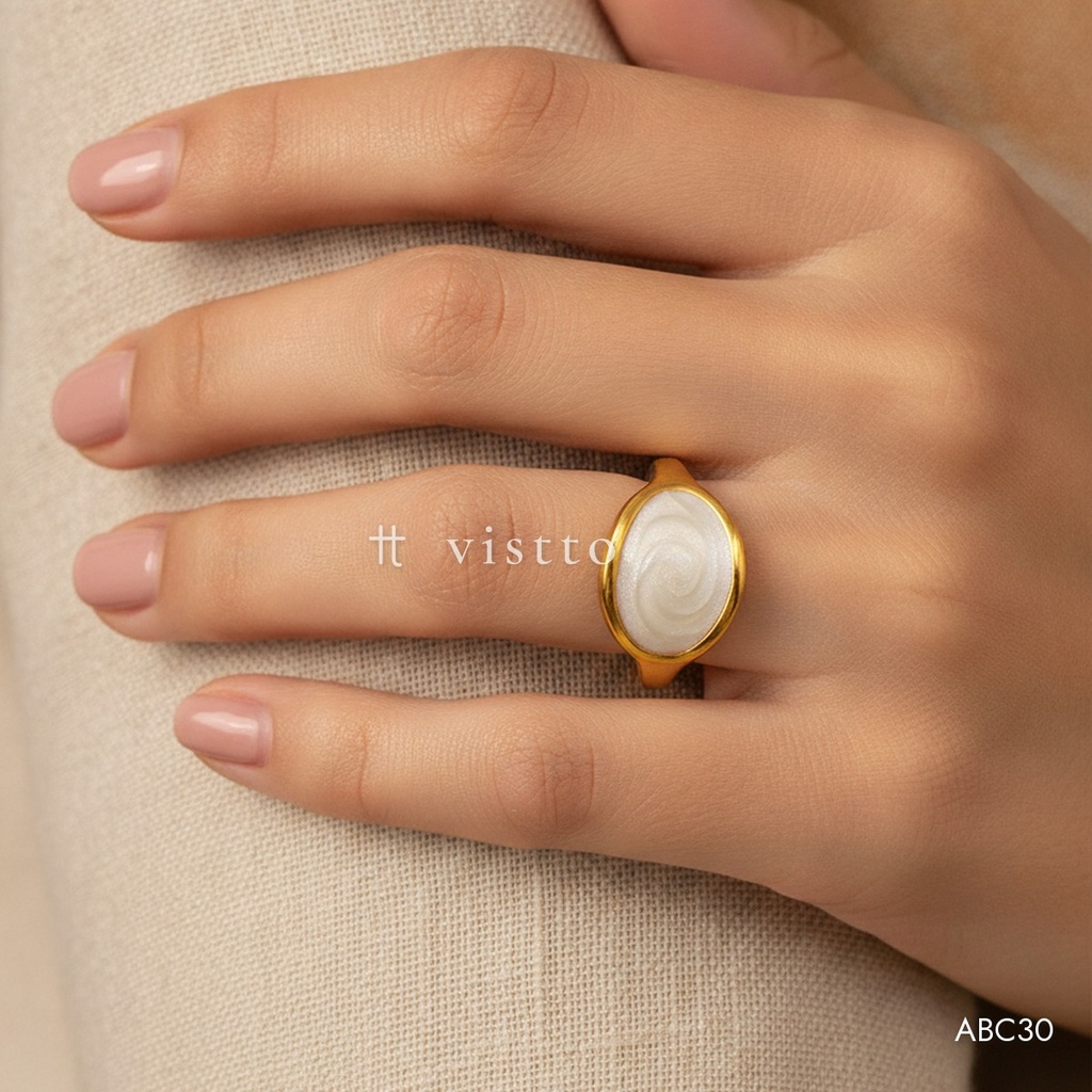 Anillo dorado abierto, gota frontal con esmalte blanco