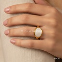 Anillo dorado abierto, gota frontal con esmalte blanco