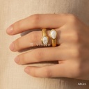 Anillo dorado abierto, extremos enfrentados con esmalte blanco