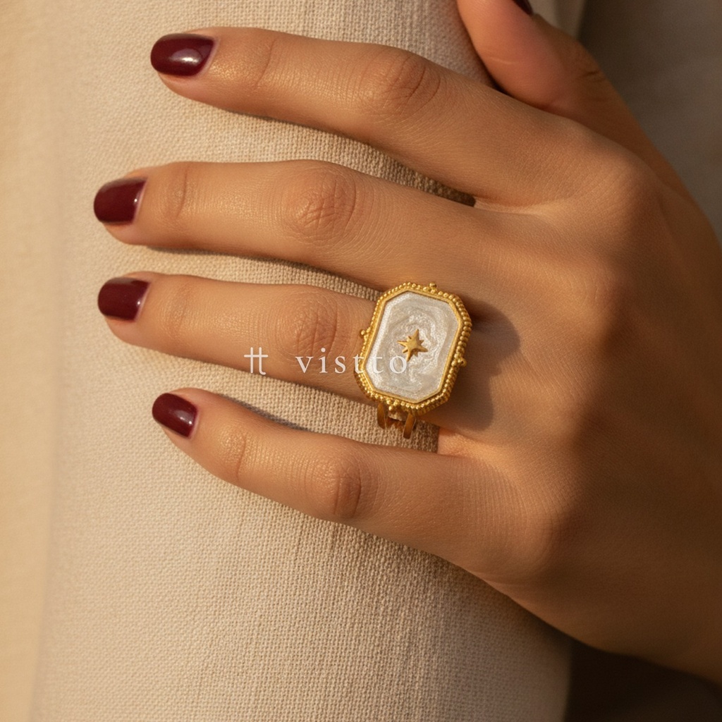Anillo dorado y blanco abierto, diseño de sello octogonal con esmalte blanco, estrella central y doble banda