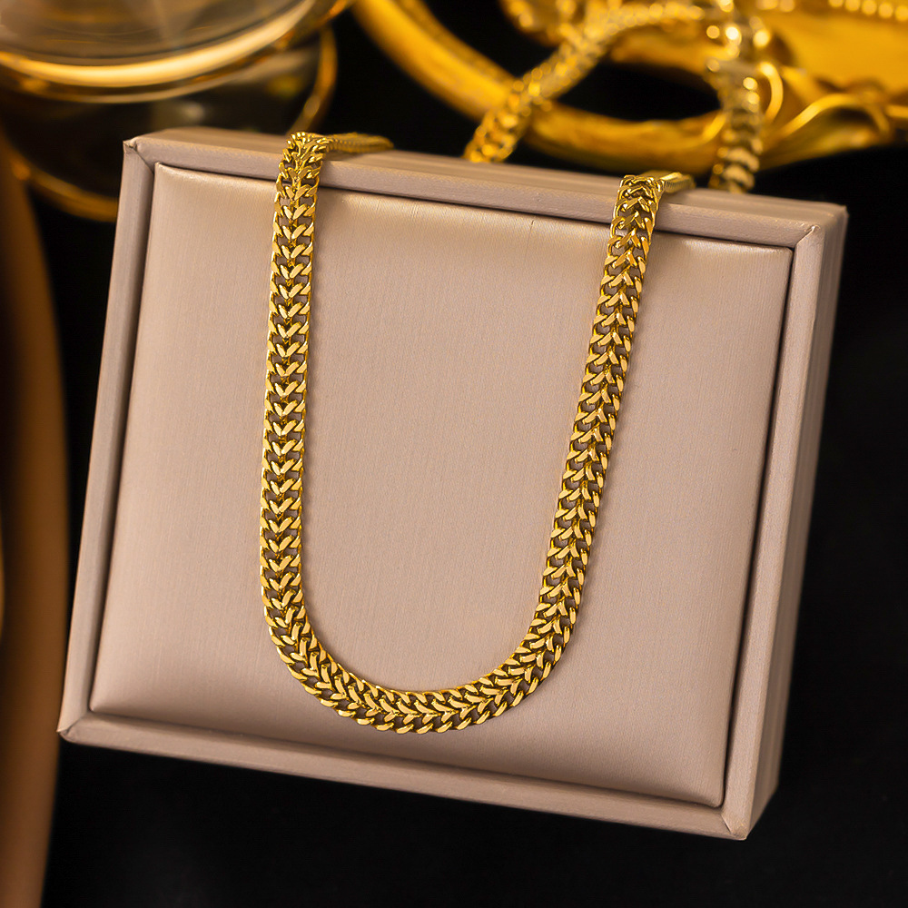 [C5] Collar de acero inoxidable 304 con baño de oro y recubrimiento PVD (Oro · [Xlh239] cadena trenzada de oro)