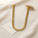 Collar dorado de cadena plana ancha de eslabones trenzados en espiga