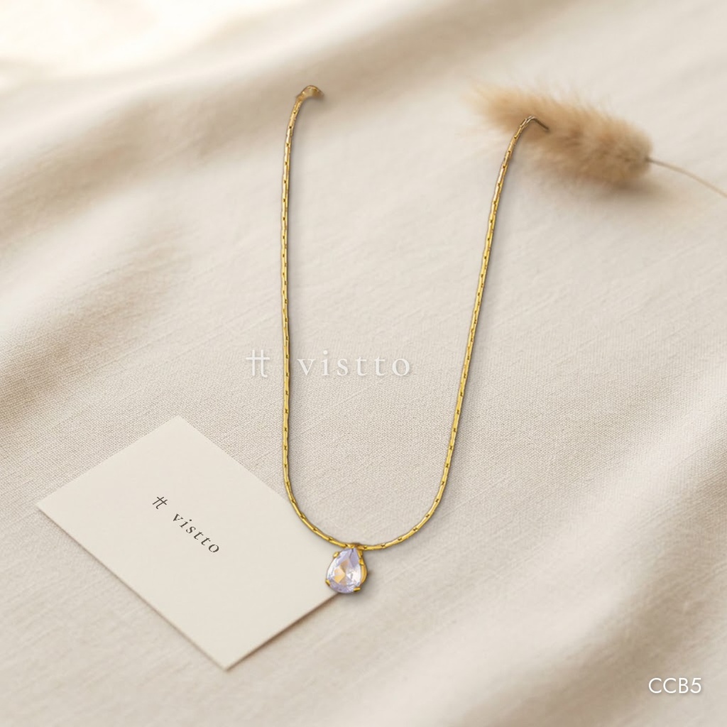 Collar dorado, tubos pequeños con dije de circonia en gota