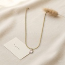 Collar dorado, tubos pequeños con dije de circonia en gota