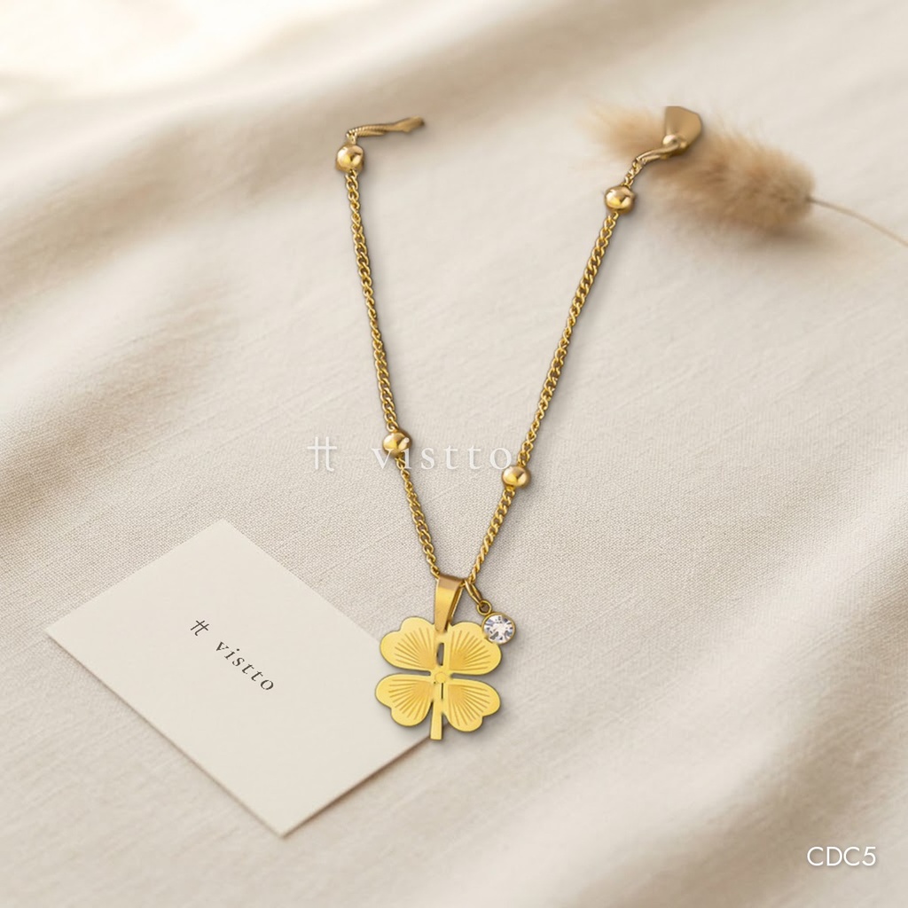 [CDC5] Collar dorado, bolitas, trébol calado y circonia