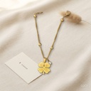Collar dorado, bolitas, trébol calado y circonia