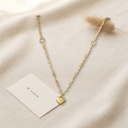 Collar dorado de cadena fina de eslabones alternados con argollas, con dije pequeño en forma de corazón liso