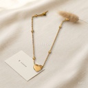 Collar dorado, fino con cuentas y corazón