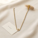 Collar dorado de cadena fina, diseño con dije colgante redondo de una circonia transparente en engaste de bisel