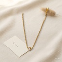 Collar dorado, fino con dije redondo de una circonia