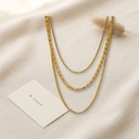 Collar dorado en tres capas, diseño de cadenas de distinto grosor con una de torzal y acabado brillante