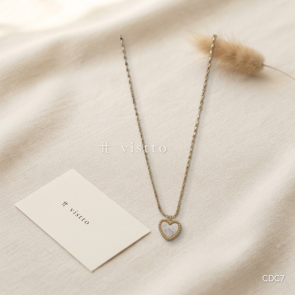 Collar dorado, cadena fina con corazón de nácar y bolitas