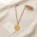 Collar dorado de cadena fina con bolitas, con medallón de borde ondulado y flor en relieve