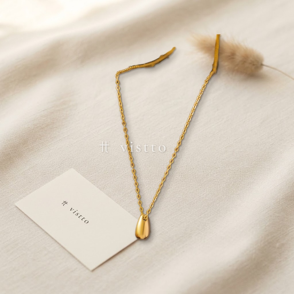 Collar dorado de cadena fina, diseño con dije colgante en forma de gota lisa y acabado brillante