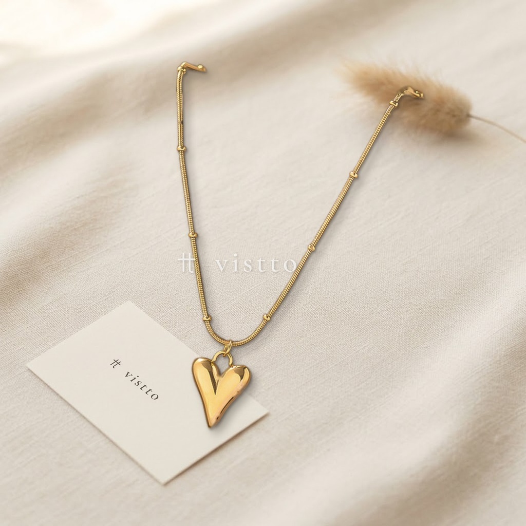 Collar dorado de cadena de serpiente fina con pequeñas cuentas, con dije de corazón alargado liso