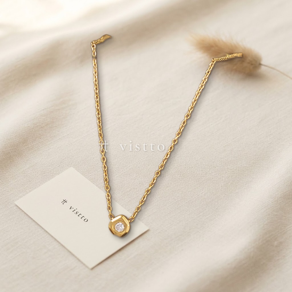 Collar dorado de cadena fina, diseño con dije geométrico pequeño y una circonia transparente al centro