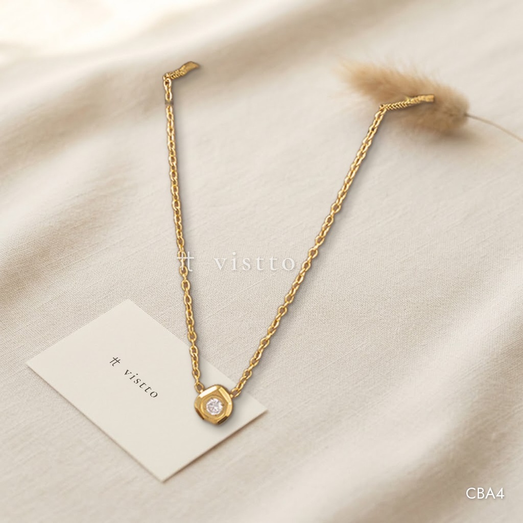 Collar dorado, fino con dije geométrico y circonia central