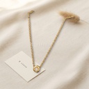 Collar dorado de cadena fina, diseño con dije geométrico pequeño y una circonia transparente al centro