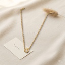 Collar dorado, fino con dije geométrico y circonia central