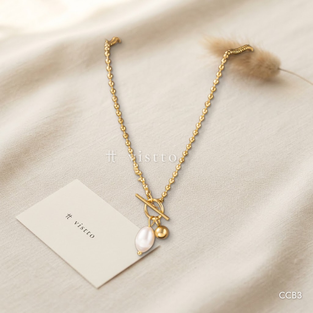 Collar dorado, con perla y esfera colgantes
