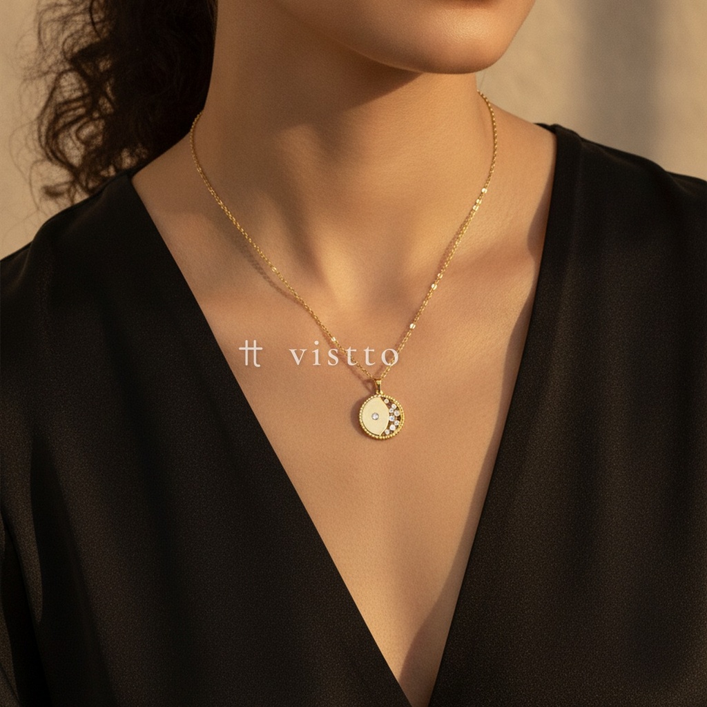Collar dorado de cadena fina con medallón circular de luna creciente de borde con bolitas y circonias transparentes