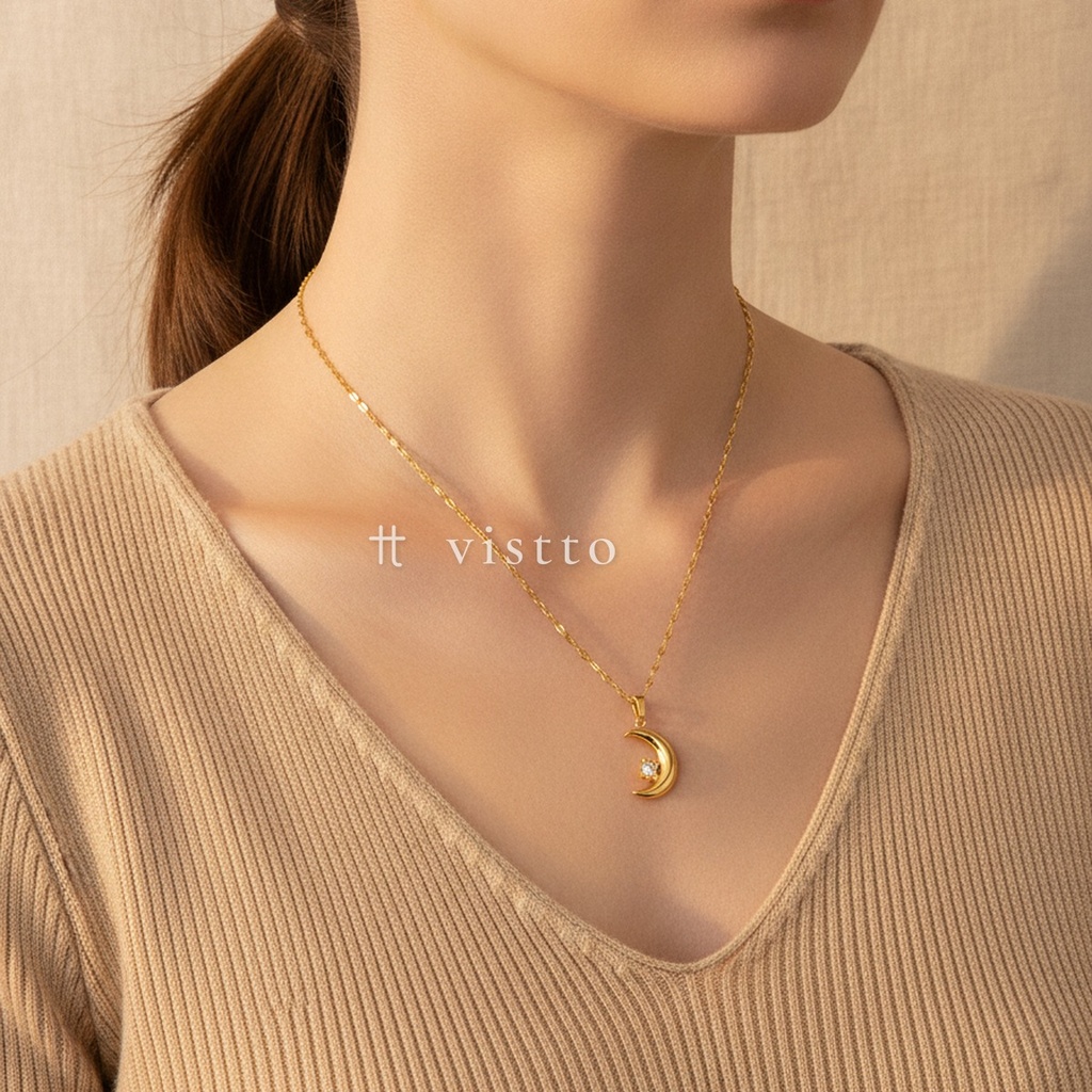 Collar dorado de cadena de eslabones ovalados planos, con dije de luna creciente y una circonia transparente