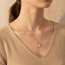 Collar dorado de cadena de eslabones ovalados planos, con dije de luna creciente y una circonia transparente