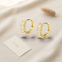 Zarcillos dorados huggie, fila de circonias en garras