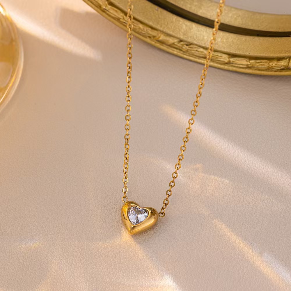 [C37] Collar con corazón de acero inoxidable 316 con recubrimiento PVD y chapado en oro 18k