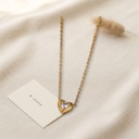 Collar dorado de cadena fina con dije de corazón abombado y una circonia transparente en talla corazón