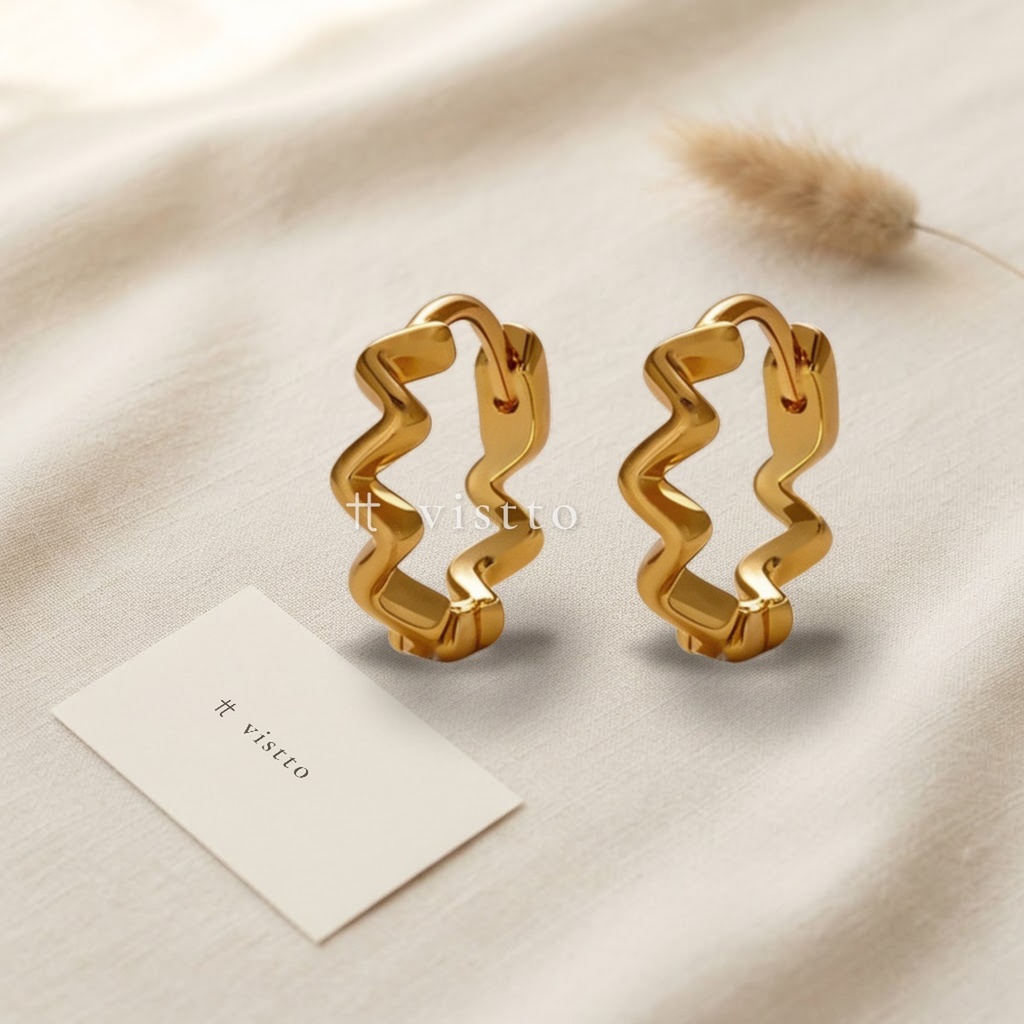 Zarcillos dorados en argolla, diseño de línea ondulada en zigzag con acabado liso y brillante