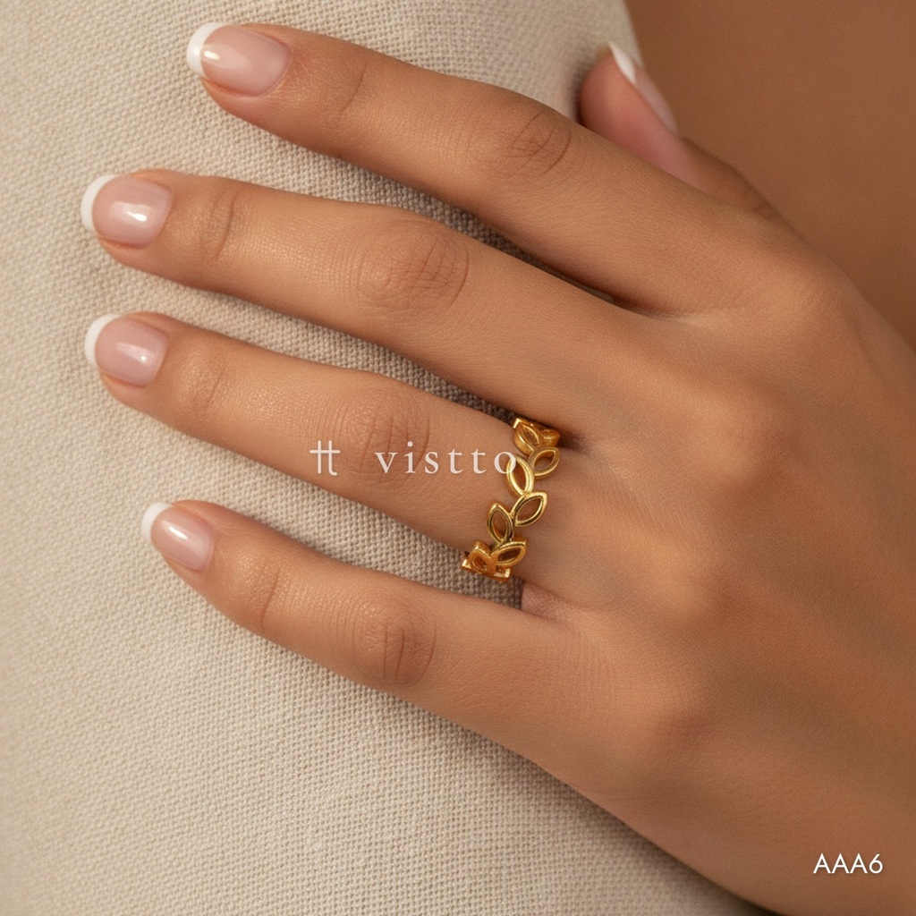 Anillo dorado abierto, banda de hojas caladas