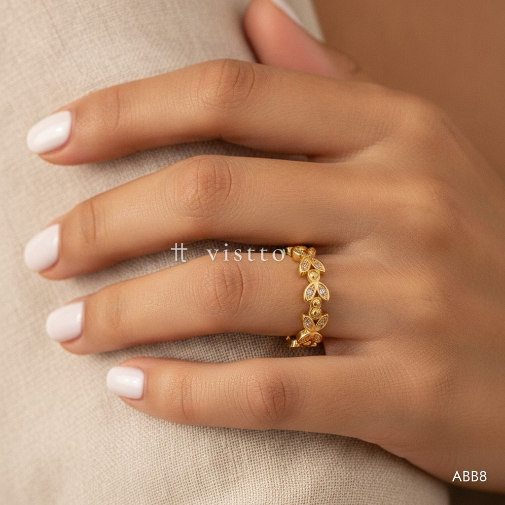 Anillo dorado abierto, banda de hojas con circonias