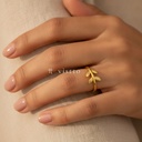 Anillo dorado abierto, diseño envolvente de rama con hojas en relieve y acabado brillante