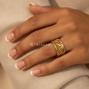 Anillo dorado ancho y abierto, diseño de banda calada con motivo de hoja de palma y borde texturizado