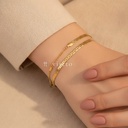 Pulsera dorada con cierre de langosta y extensor, diseño de cadena plana con patrón escalonado y textura rayada