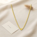 Collar dorado, destellante con esfera central