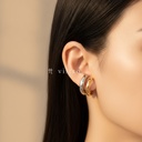 Earcuff bicolor de doble banda en C, una banda ancha plateada y otra fina dorada, de ajuste a presión