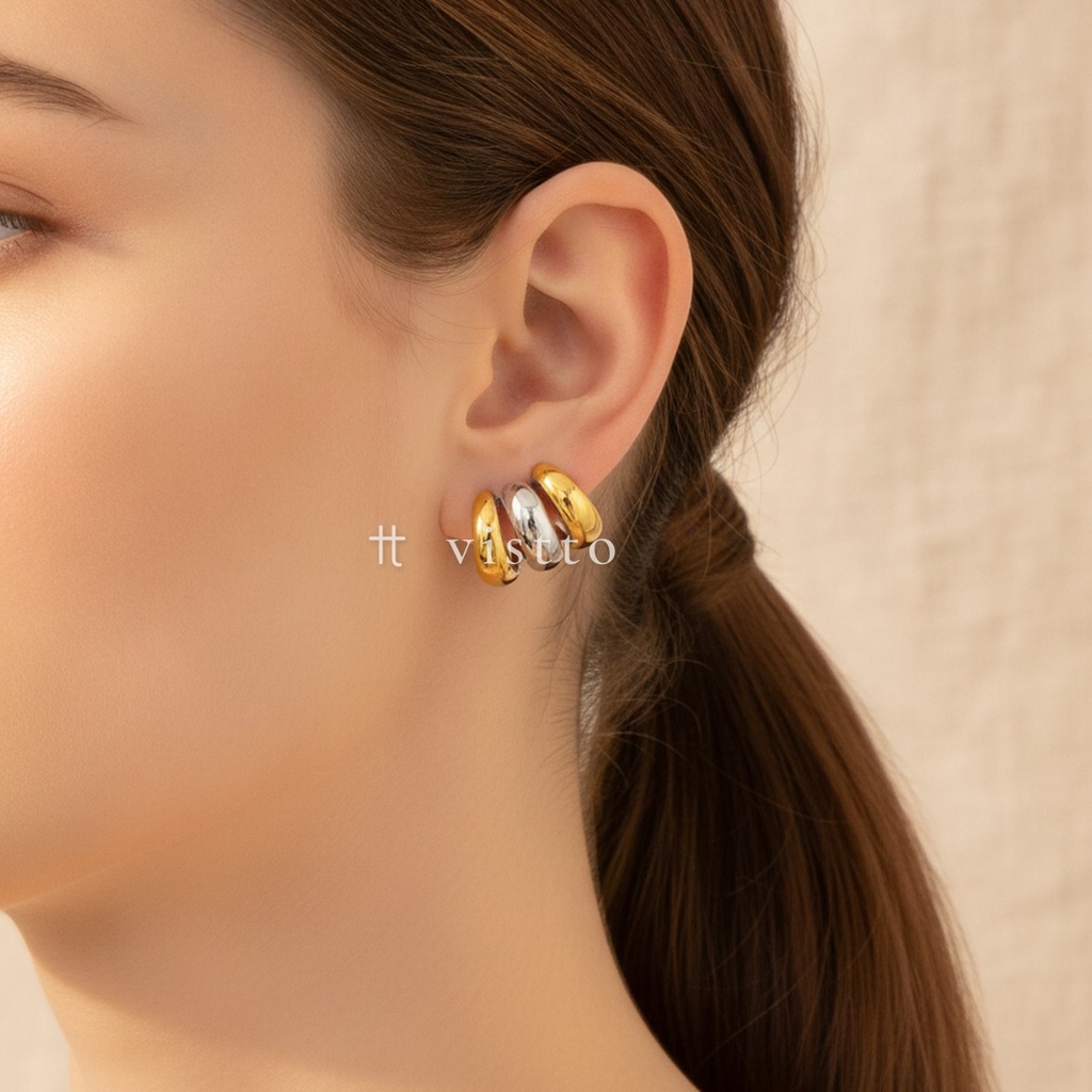 Earcuff bicolor de tres bandas paralelas, con la central plateada entre dos doradas, de ajuste a presión