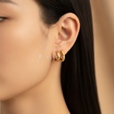 Earcuff dorado de doble banda, una lisa y otra con acanalado fino, de ajuste a presión