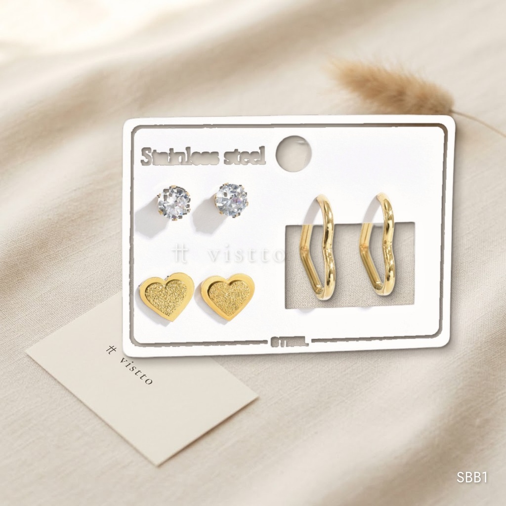 Set de tres pares de zarcillos dorados, botón, argolla, corazón