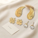 Set de tres pares de zarcillos dorados de poste, con gota acanalada, trébol de corazones mate y botón de circonia cúbica transparente
