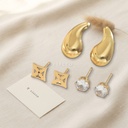 Set de tres pares de zarcillos dorados de poste, con gota lisa, tachuela calada en forma de trébol y botón de circonia cúbica transparente