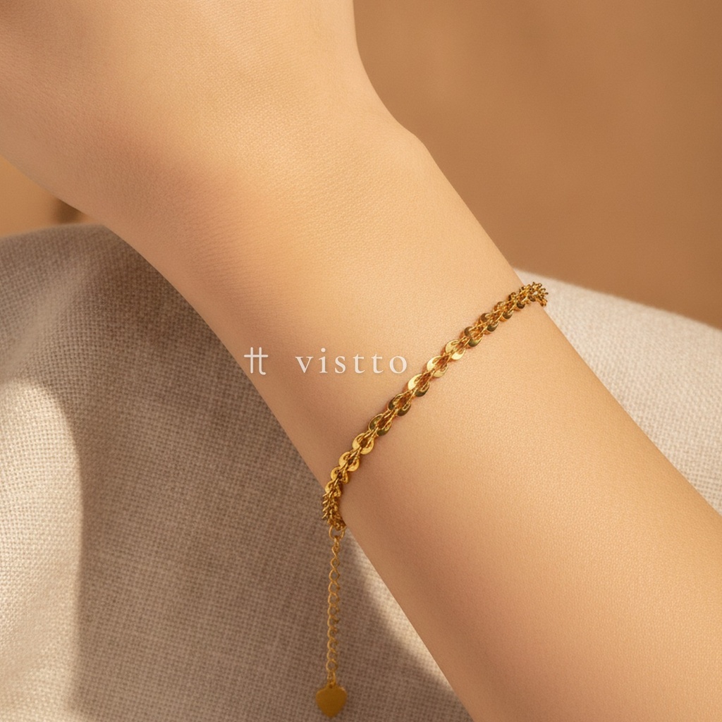 Pulsera dorada ancha con cierre de langosta y extensor, diseño de cadena plana de eslabones entretejidos y terminal con corazón