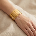 Pulsera dorada ancha y abierta, diseño de brazalete de placas ovaladas superpuestas en varias filas con acabado satinado