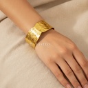 Pulsera dorada ancha y abierta, diseño de brazalete de lámina con solapa superpuesta y textura en relieve vertical